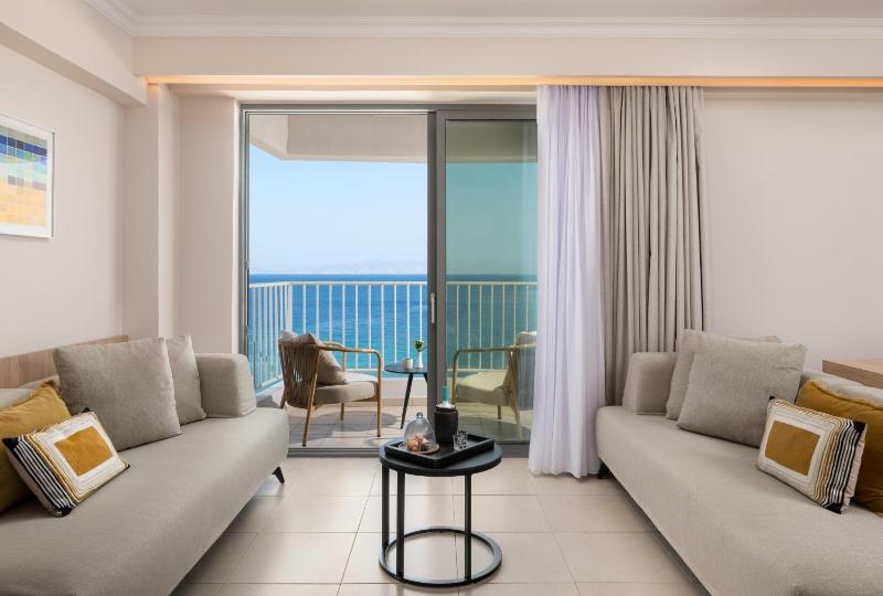 Deluxe Suite with Sea View - Seafront image 3