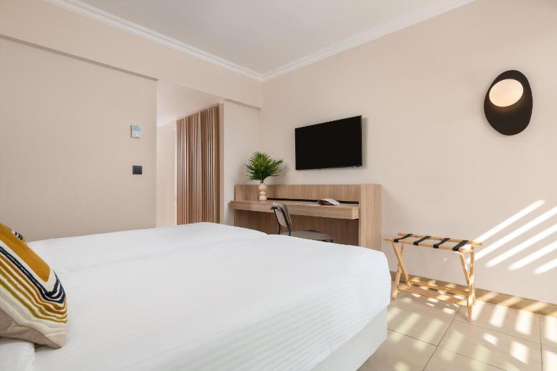 Deluxe Suite with Sea View - Seafront image 4