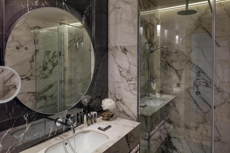 Executive Double or Twin Room with Sea View image 4