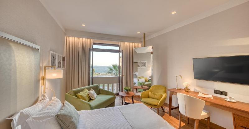 Superior Triple Room with Sea View image 3