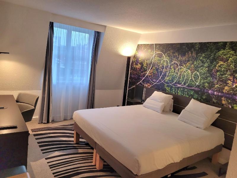 Classic Double Room image 4