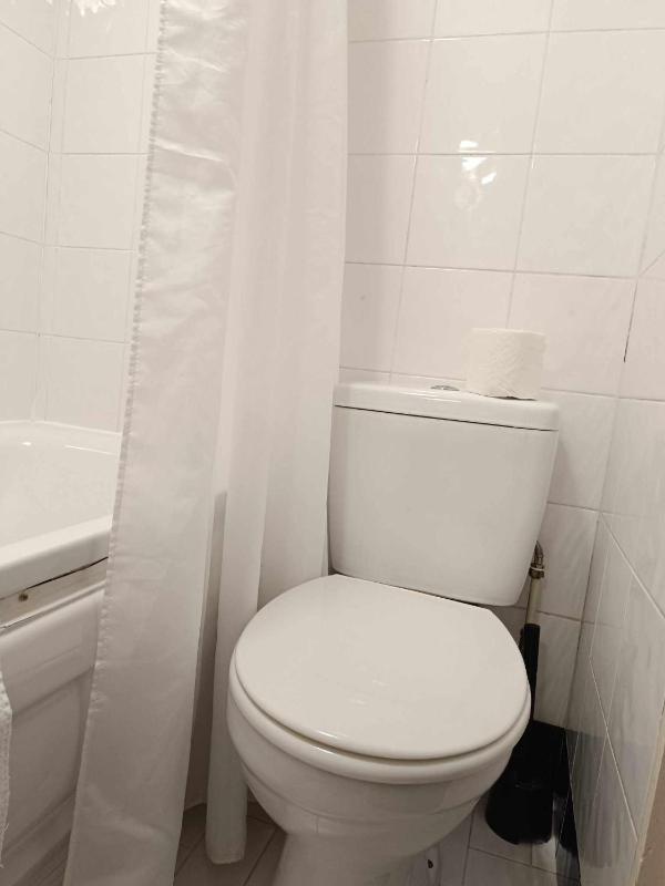 Standard Twin Room image 4