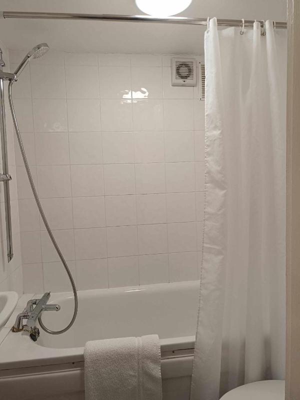 Standard Twin Room image 3