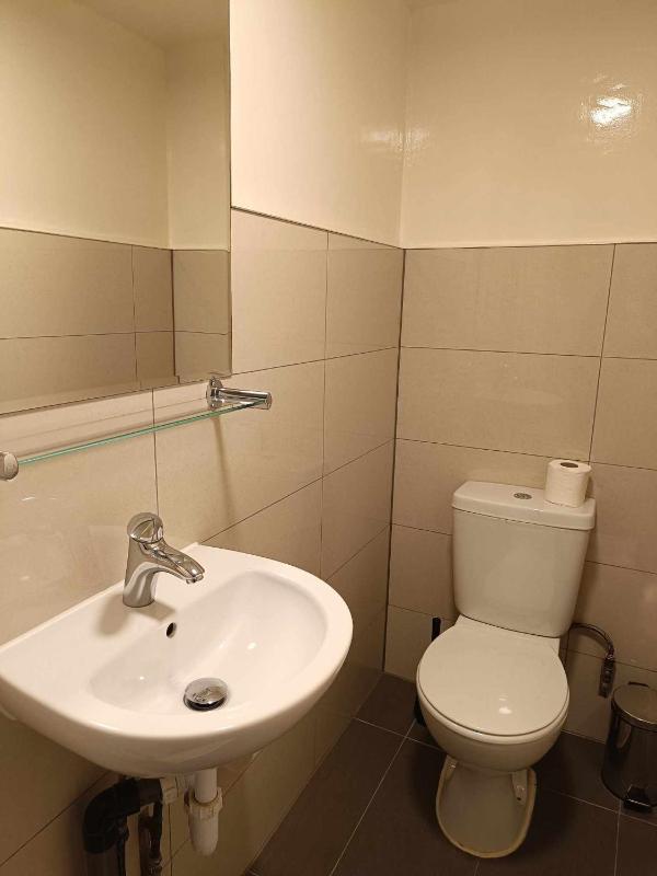 Family Room with Shower image 3