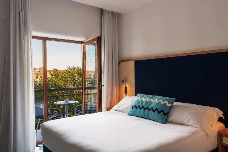 Double or Twin Room Signature image 1