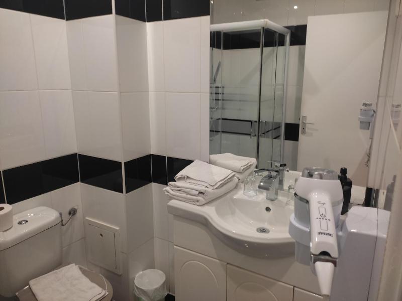 Twin Room image 4