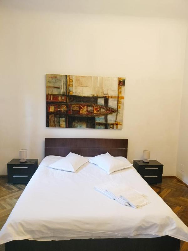 Apartment 5 image 1