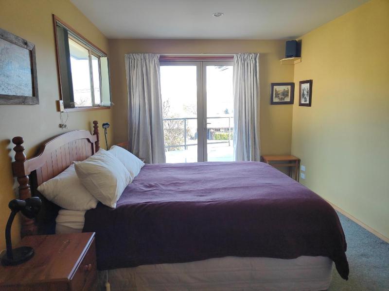 Retro Ski Lodge - Wanaka Holiday Home - image 25