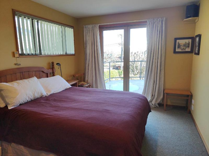 Retro Ski Lodge - Wanaka Holiday Home - image 15