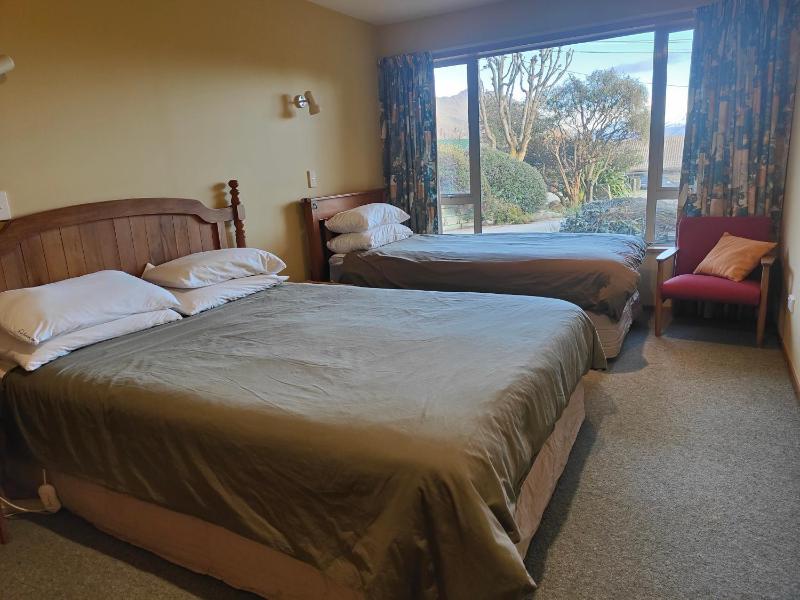 Retro Ski Lodge - Wanaka Holiday Home - image 8