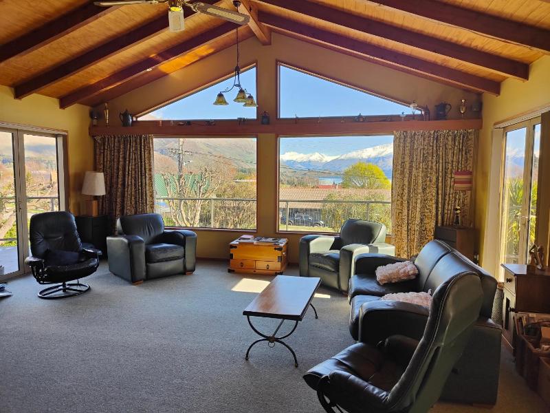Retro Ski Lodge - Wanaka Holiday Home - image 20