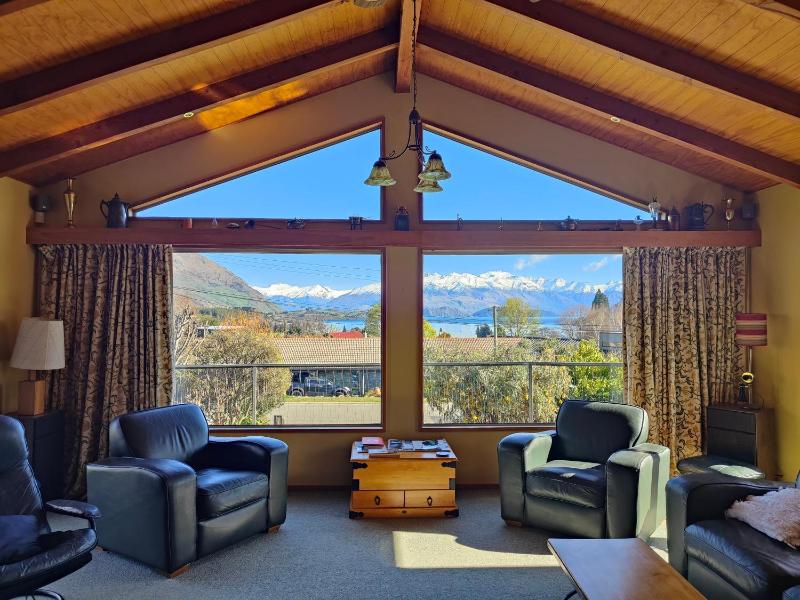 Retro Ski Lodge - Wanaka Holiday Home - image 9