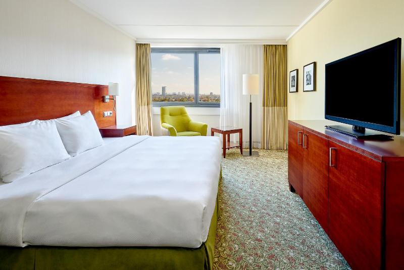 Larger Guest room, 1 Queen, High floor image 1