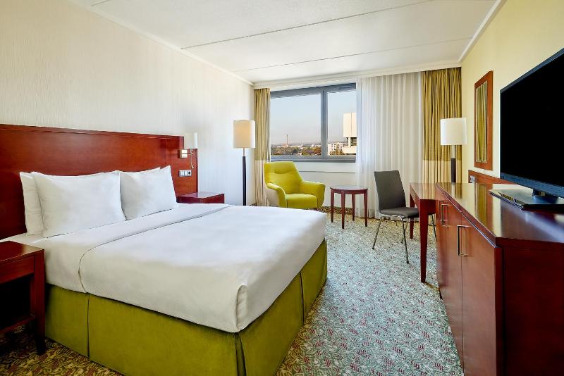Larger Guest room, 1 Queen, High floor image 3
