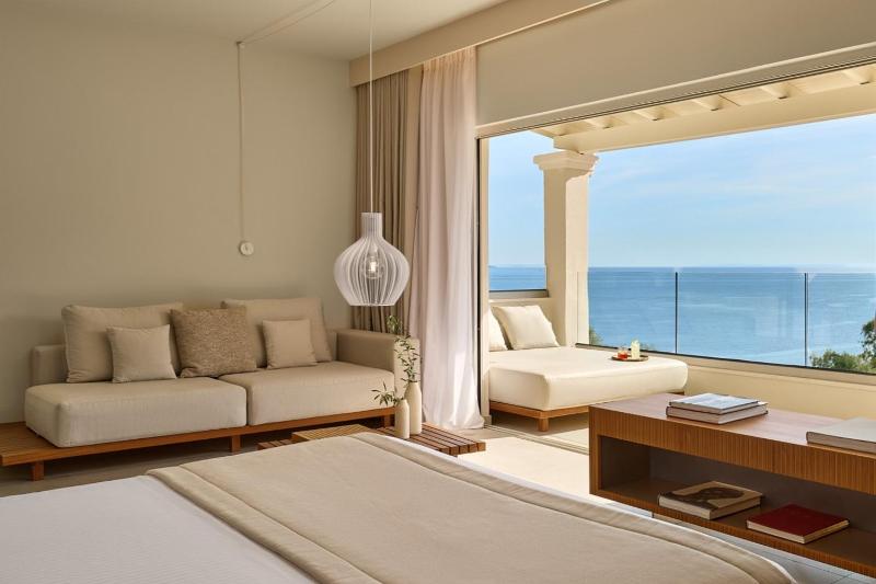 Wow Suite with Outdoor Jacuzzi image 4