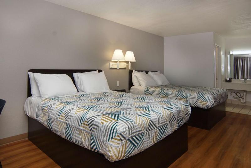 Queen Room with Two Queen Beds - Non-Smoking image 3