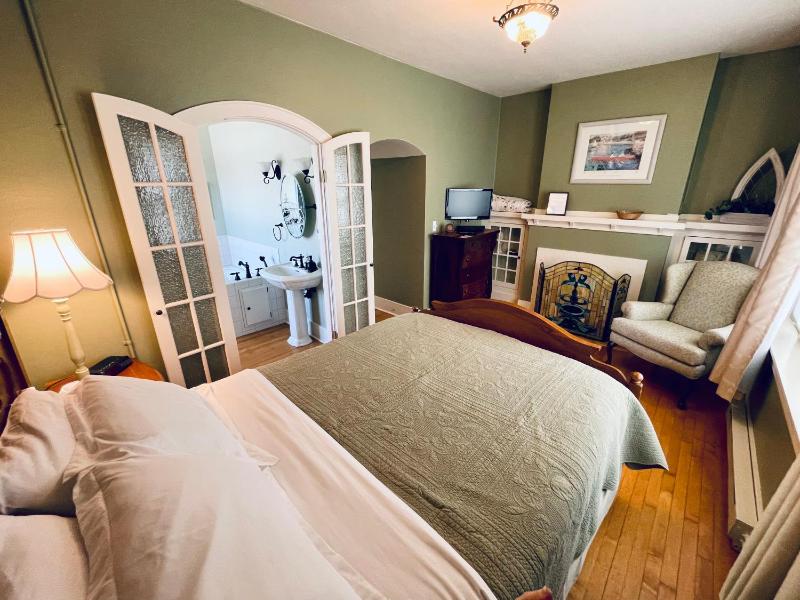 Double Room with Private Bathroom image 4