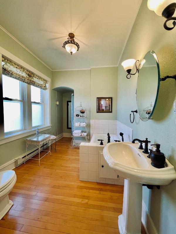 Double Room with Private Bathroom image 3