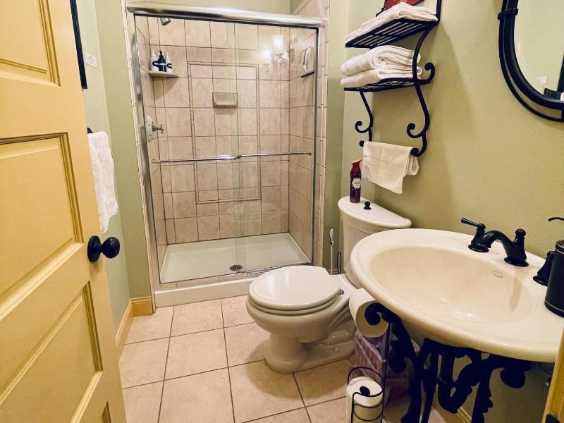 Deluxe Double Room with Shower image 3