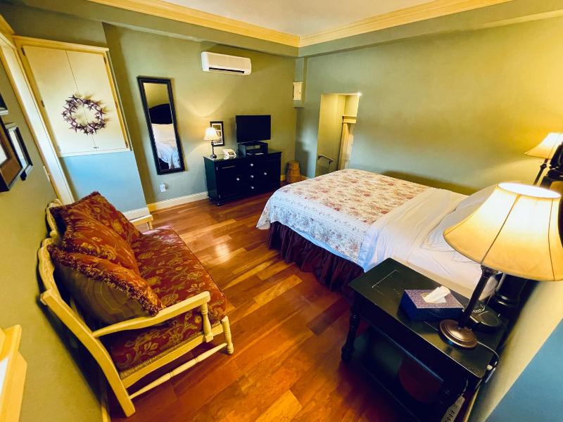 Deluxe Double Room with Shower image 4