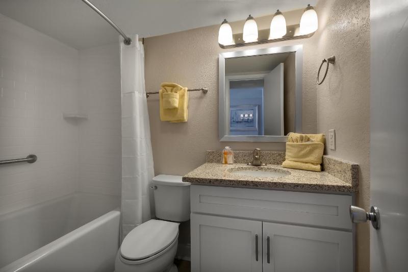 One-Bedroom Apartment - Oceanfront image 2