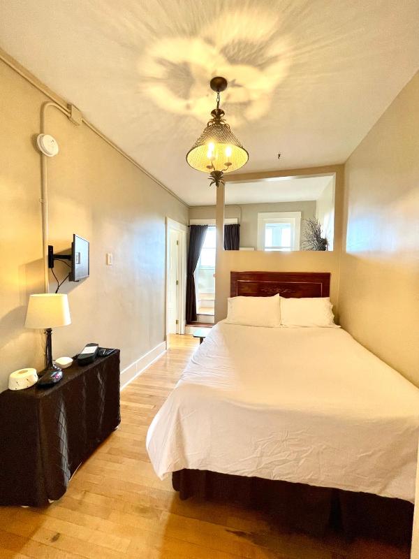Triple Room with Private Bathroom image 1