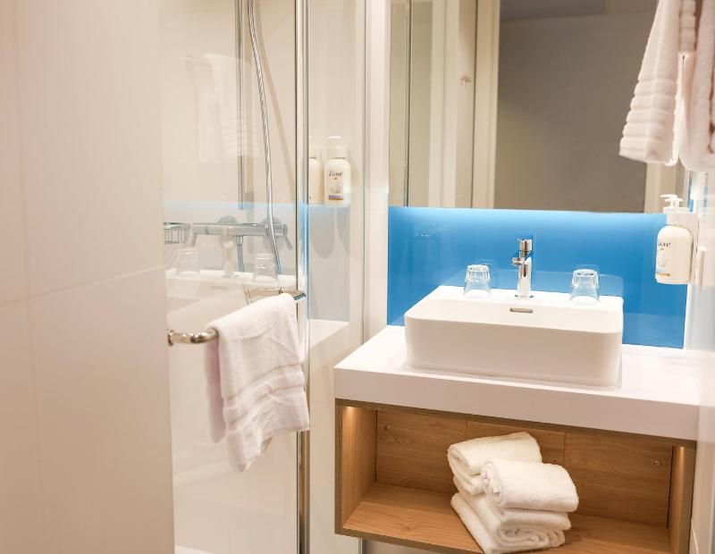 Queen Suite with Kitchenette and Sofa Bed image 4