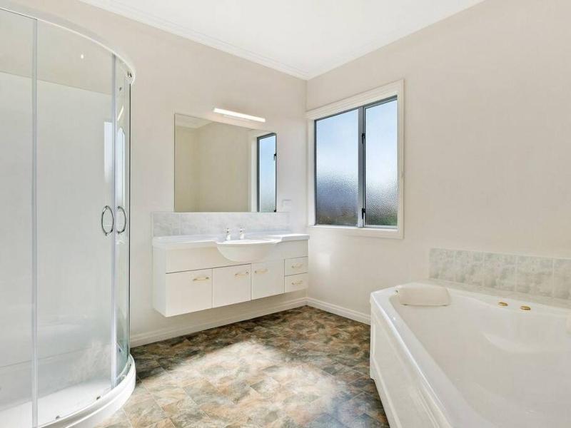 Wanaka close to town with large Outdoor living space Sleeps 9 - image 11