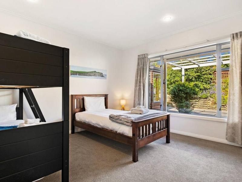 Wanaka close to town with large Outdoor living space Sleeps 9 - image 28