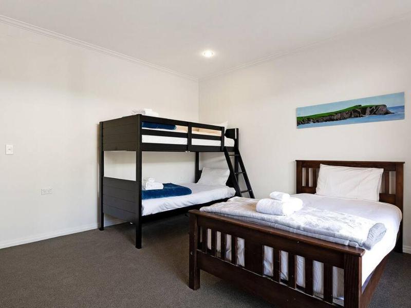 Wanaka close to town with large Outdoor living space Sleeps 9 - image 20