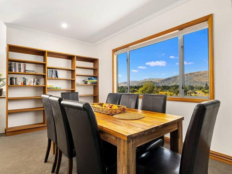 Wanaka close to town with large Outdoor living space Sleeps 9 - image 9