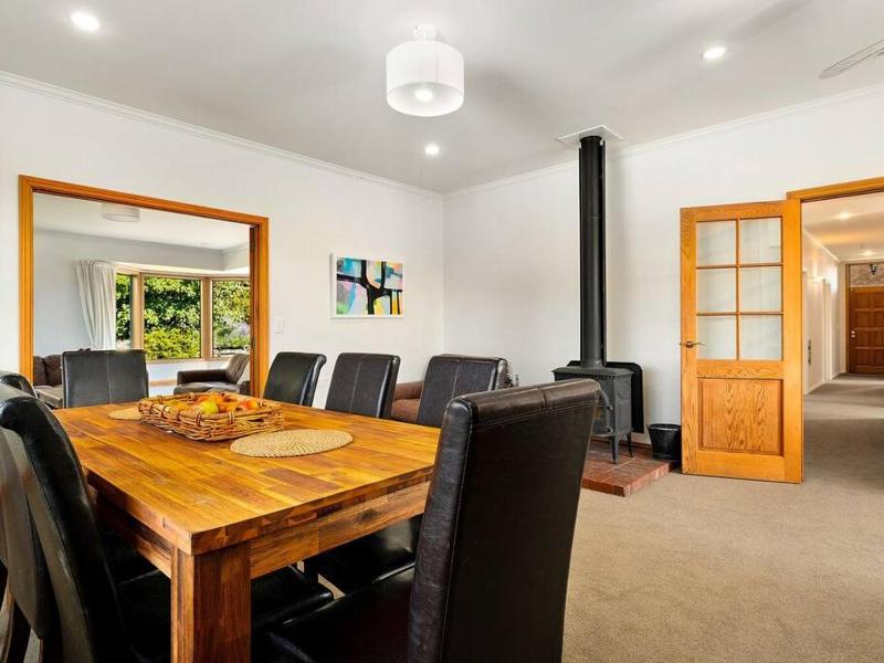 Wanaka close to town with large Outdoor living space Sleeps 9 - image 23