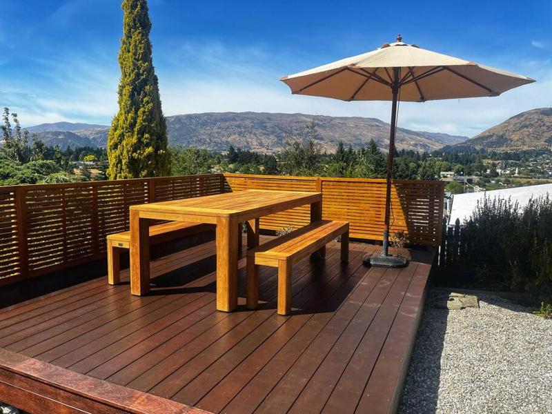 Wanaka close to town with large Outdoor living space Sleeps 9 - image 1