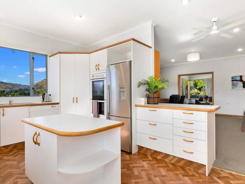Wanaka close to town with large Outdoor living space Sleeps 9 - image 22