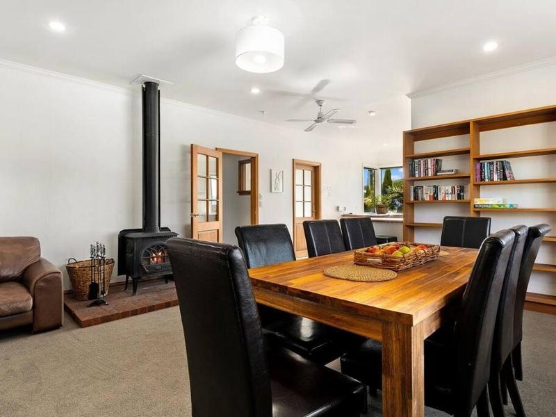 Wanaka close to town with large Outdoor living space Sleeps 9 - image 13