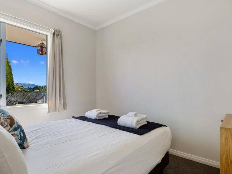 Wanaka close to town with large Outdoor living space Sleeps 9 - image 16