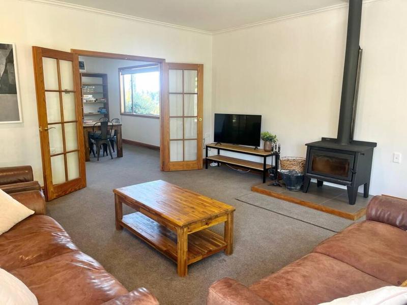 Wanaka close to town with large Outdoor living space Sleeps 9 - image 14