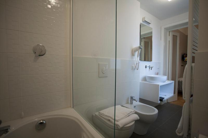 Standard Twin Room image 2