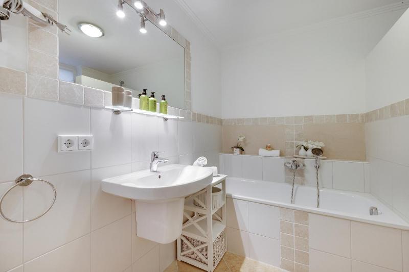 Hues Moinsen - image 16