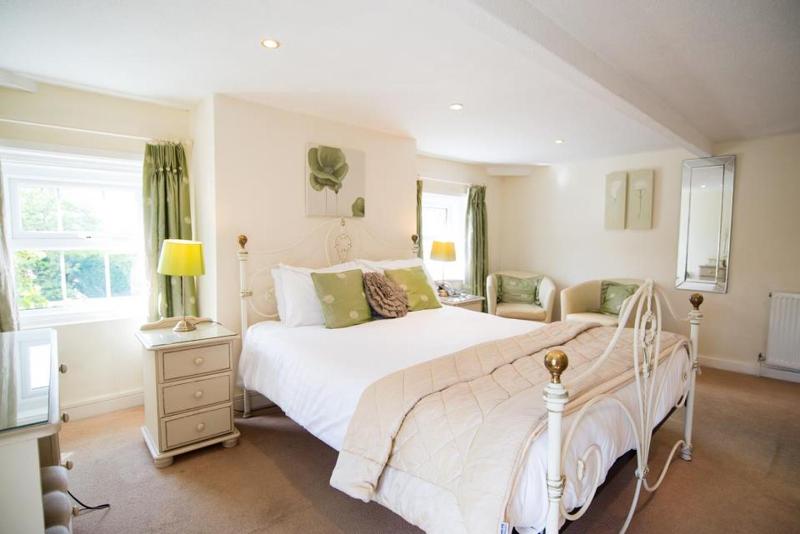 Double Room image 3
