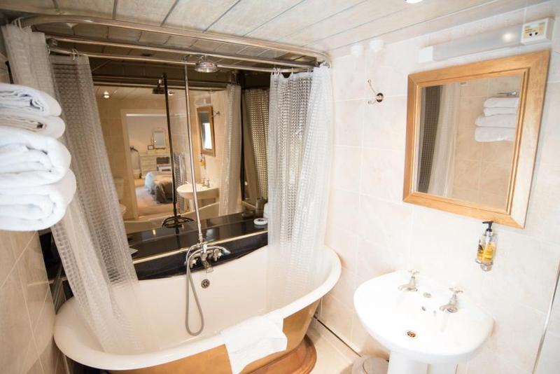 Double Room image 4