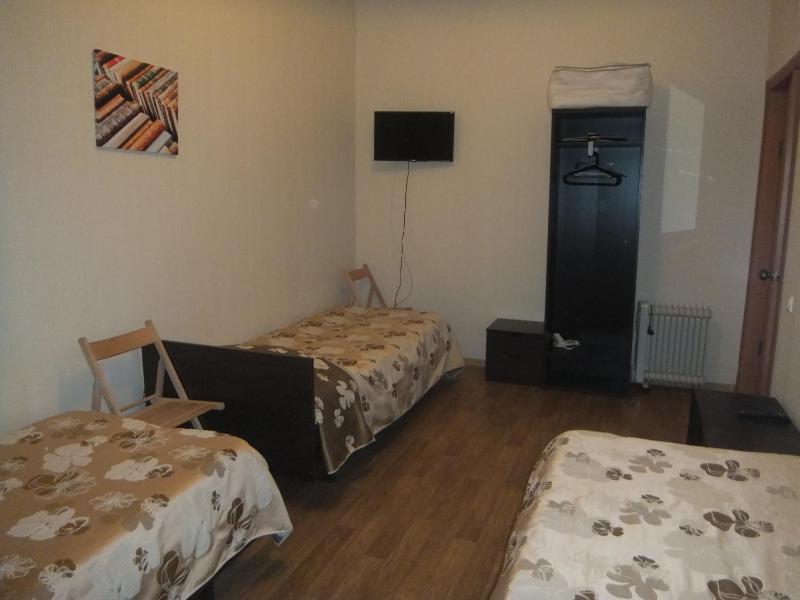 Triple Room with Shared Bathroom image 3
