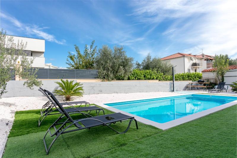 Family friendly house with a swimming pool Kastel Stafilic Kastela - 23486 - image 33