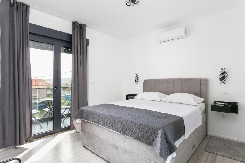 Family friendly house with a swimming pool Kastel Stafilic Kastela - 23486 - image 22