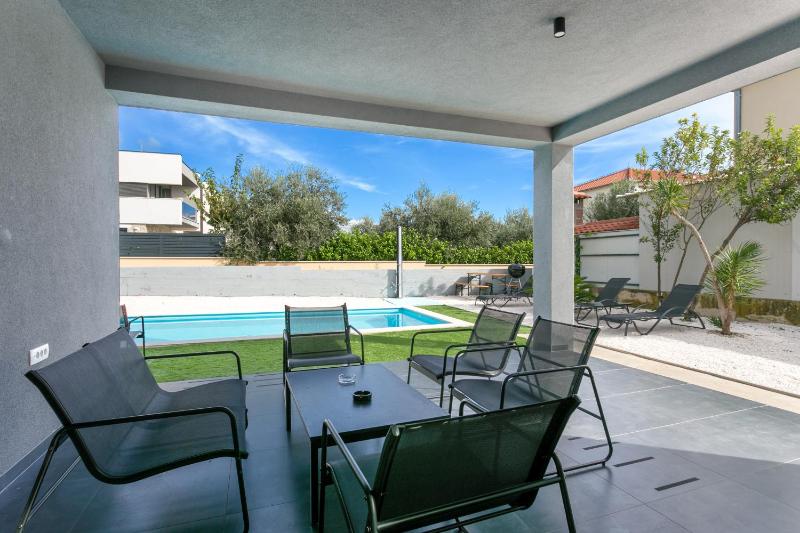 Family friendly house with a swimming pool Kastel Stafilic Kastela - 23486 - image 2