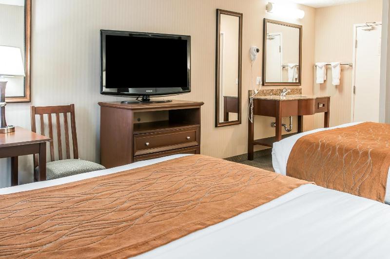 Queen Room with Two Queen Beds - Non-Smoking image 3