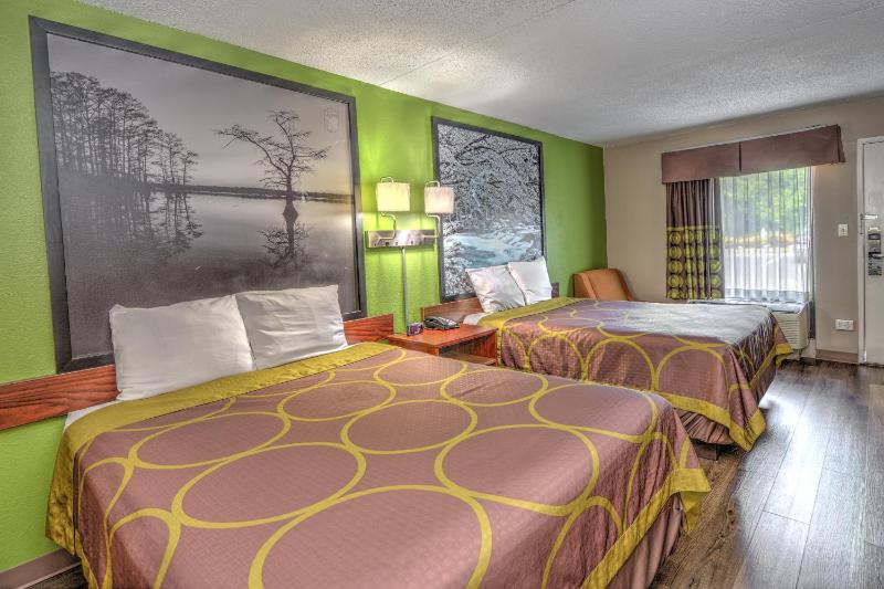 Queen Room with Two Queen Beds - Non-Smoking image 4