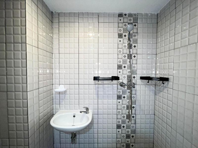 Modern Look Studio at De Prima Apartment By Travelio - image 11