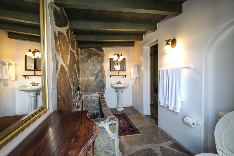 Queen Suite - Naish House image 3