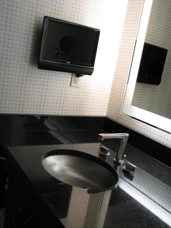 One-Bedroom Suite with Kitchen image 3